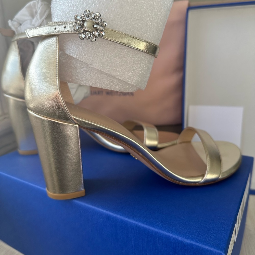 STUART WEITZMAN
Nearlynude Metallic Sandals